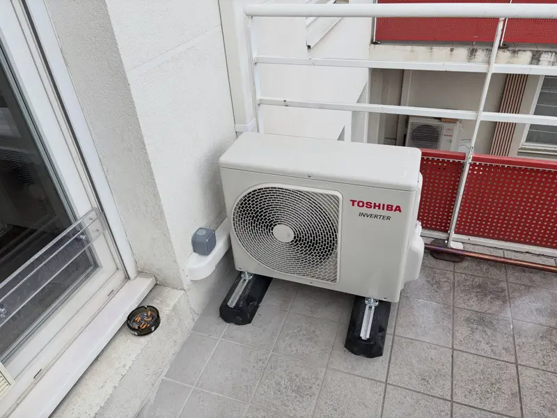 Groupe extérieur Toshiba sur un balcon, sur plots anti-vibration