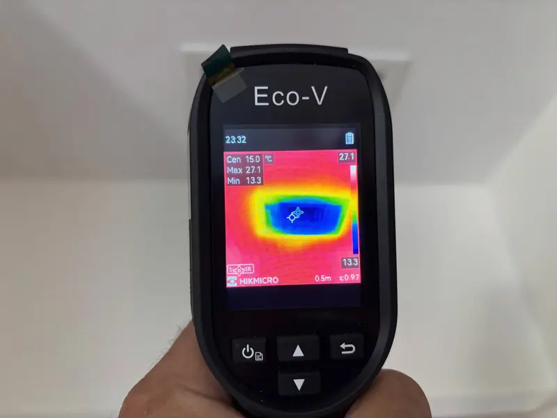 Caméra thermique qui affiche 15 °C au soufflage d'un split