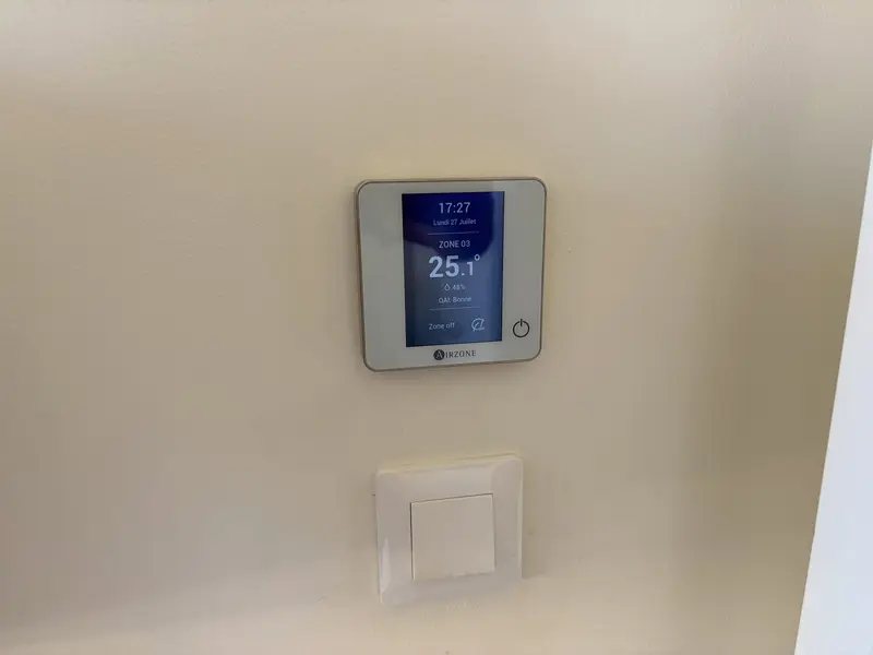 Thermostat mural et interrupteur